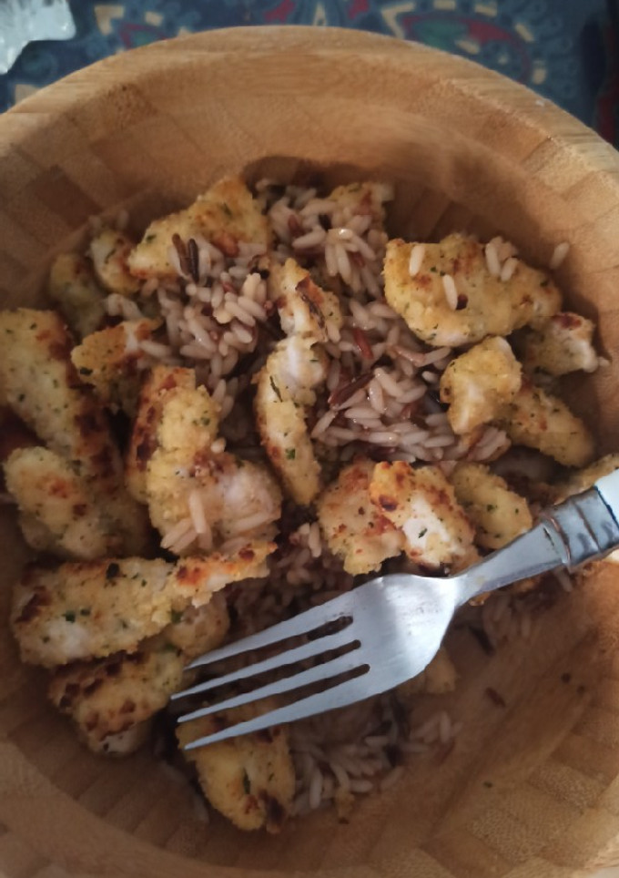 Una foto de Pollo empanado con arroz y salsa de ostras