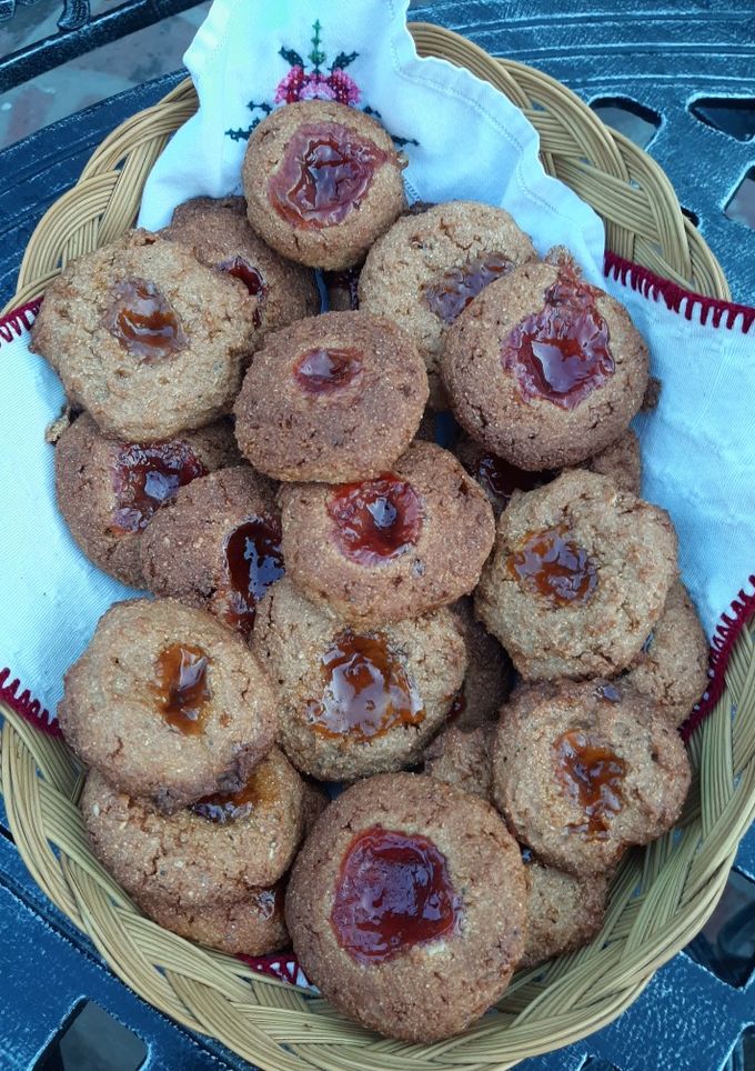 Una foto de Pepas integrales con mermelada de frutilla y durazno light