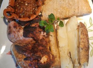 Una foto de Pollo asado al carbón con papas y salsa de jitomate