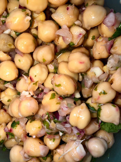 Una foto de Cebiche de garbanzos 🥣🧂🍋