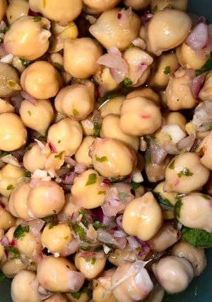 Una foto de Cebiche de garbanzos 🥣🧂🍋