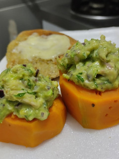 Una foto de Calabaza🎃rellena🥑de ensalada cremosa🥛de pollo🍗y aguacate🥙