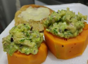 Una foto de Calabaza🎃rellena🥑de ensalada cremosa🥛de pollo🍗y aguacate🥙