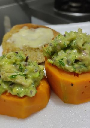 Una foto de Calabaza🎃rellena🥑de ensalada cremosa🥛de pollo🍗y aguacate🥙