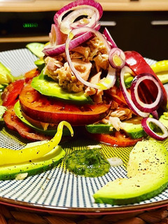 Una foto de Ensalada colorida y deliciosa
