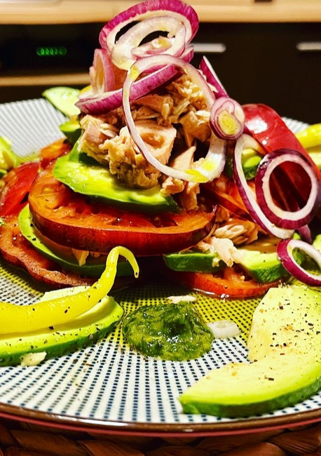 Una foto de Ensalada colorida y deliciosa