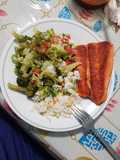 Salmón a la plancha acompañado de su ensalada y arroz