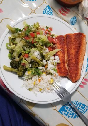 Una foto de Salmón a la plancha acompañado de su ensalada y arroz