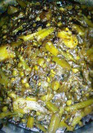 A picture of Malabar spinach fish head curry.