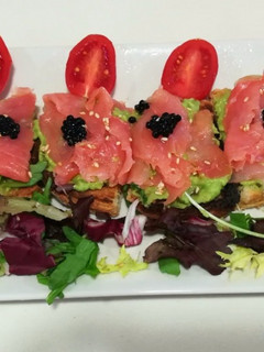 Una foto de Tostas de aguacate y salmón