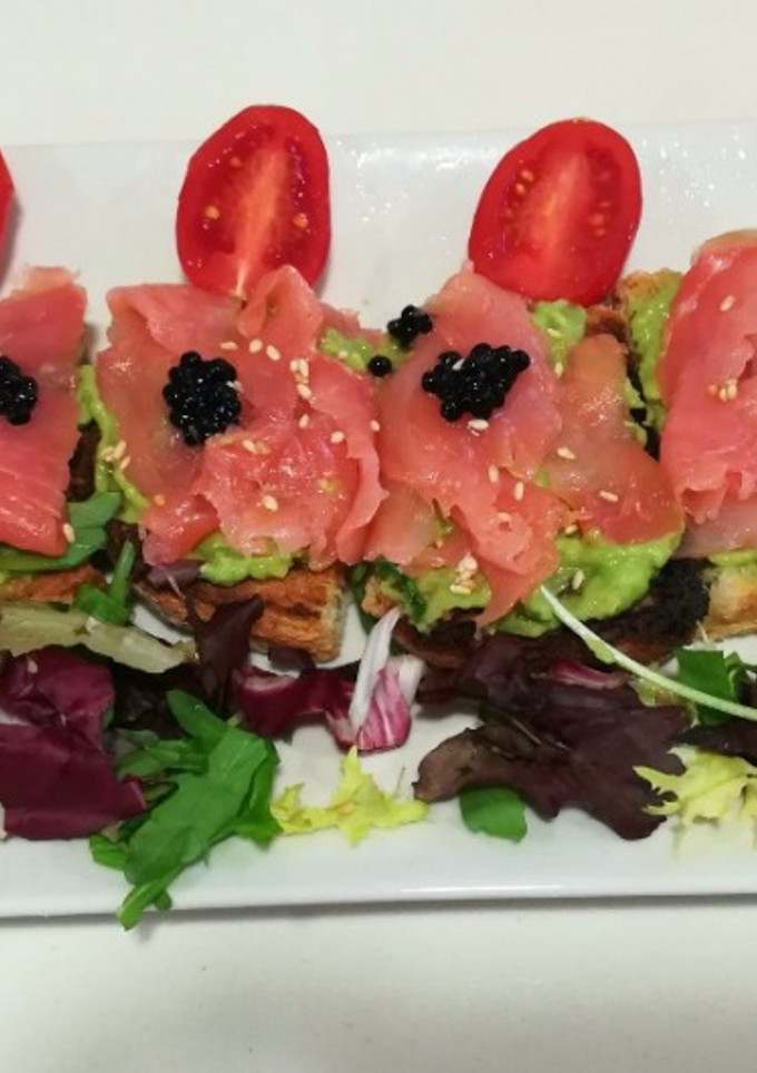 Una foto de Tostas de aguacate y salmón