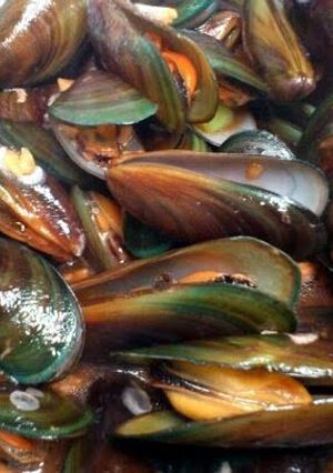 A picture of chili garlic mussels.
