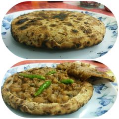 A picture of Cheezy stuffed chole kulcha.