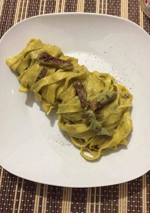 Foto di Tagliatelle all'uovo fatte in casa con pesto di broccoli e noci