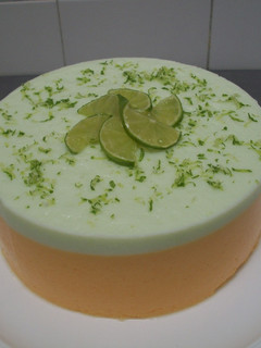 Una foto de Tarta mousse de durazno y limón