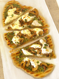 Una foto de Pizza al grill con pesto, champiñones y burrata {sin horno}