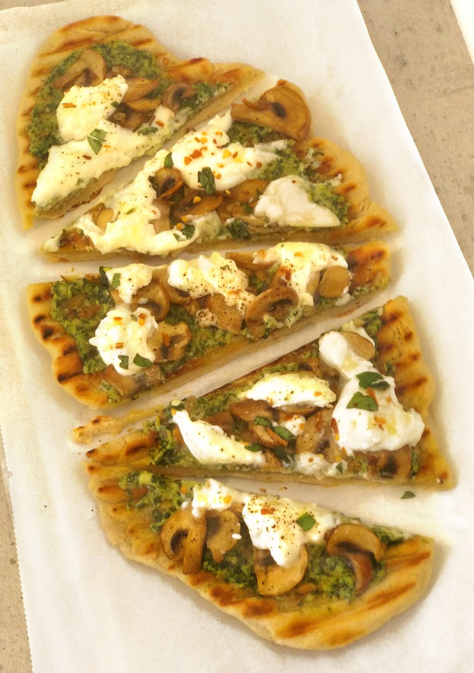 Una foto de Pizza al grill con pesto, champiñones y burrata {sin horno}