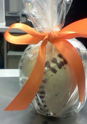 A picture of White Chocolate Candy Apple.