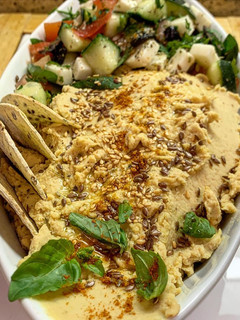 Una foto de Hummus clásico con acompañamiento griego
