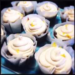 A picture of Chocolate Porter Beer with Butterscotch Cream Cupcake.