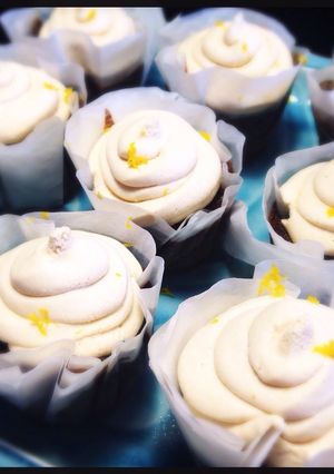 A picture of Chocolate Porter Beer with Butterscotch Cream Cupcake.