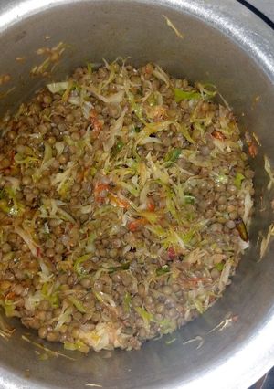 A picture of Lentils with cabbage.