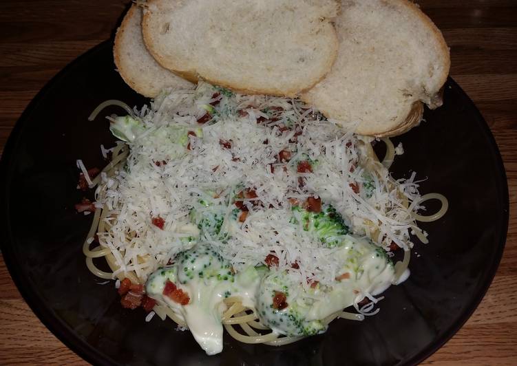 Super Yummy Broccoli and Bacon Crumble Alfredo