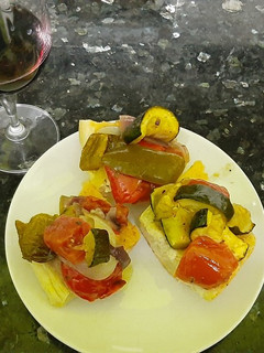 Una foto de Tosta de verduras asadas
