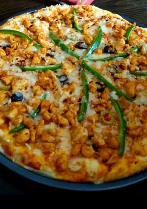 A picture of Chicken Tikka pizza.