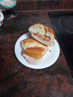 Una foto de Bocadillo vegetal con pata asada y mayonesa