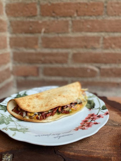 Una foto de Piadina rellena de bacon, champiñones y queso