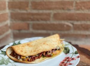 Una foto de Piadina rellena de bacon, champiñones y queso