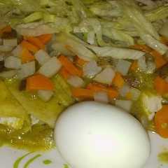 A picture of Enchiladas verdes de pollo y verduras.