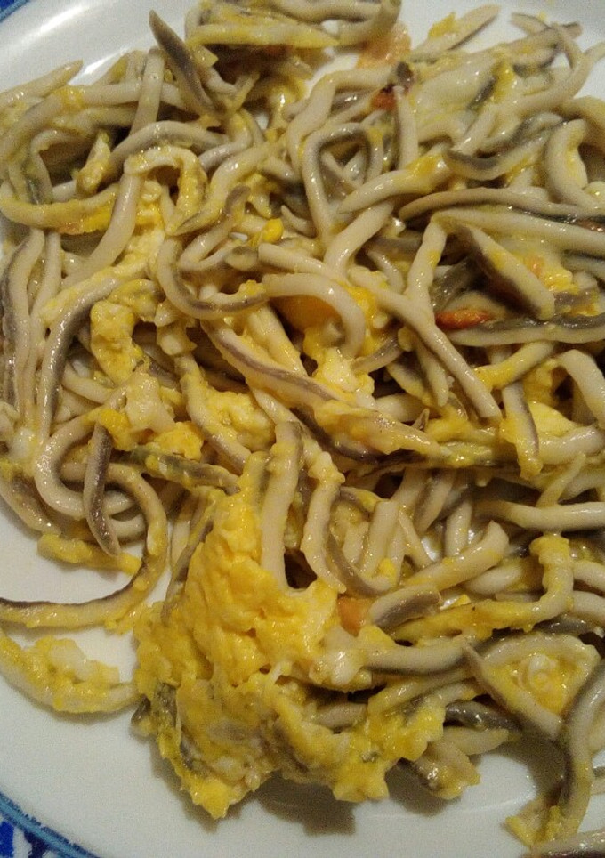 Una foto de Gulas con ajo y huevo