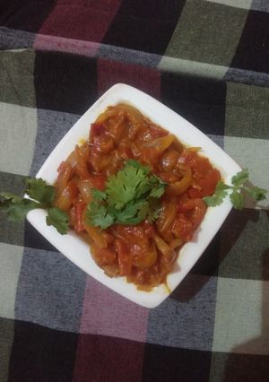 A picture of Pyaz tamatar with cream.