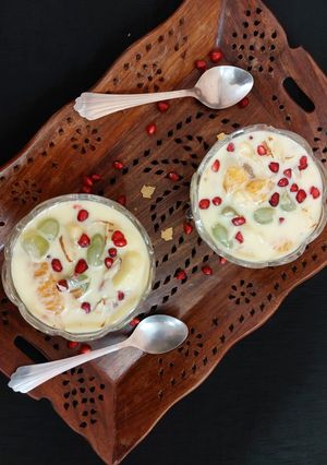फ्रूट कस्टर्ड (fruit custard recipe in hindi) रेसिपी मुख्य फोटो
