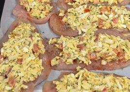 Bifes de Frango no Forno com Topping de Ovo e Tomate