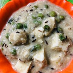 A picture of Paneer cashew,peas in white gravy.