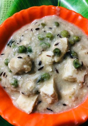 A picture of Paneer cashew,peas in white gravy.