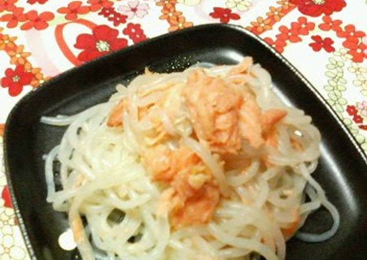 Recipe of Quick Sesame Flavored Shirataki Noodles and Salted Salmon Stir Fry