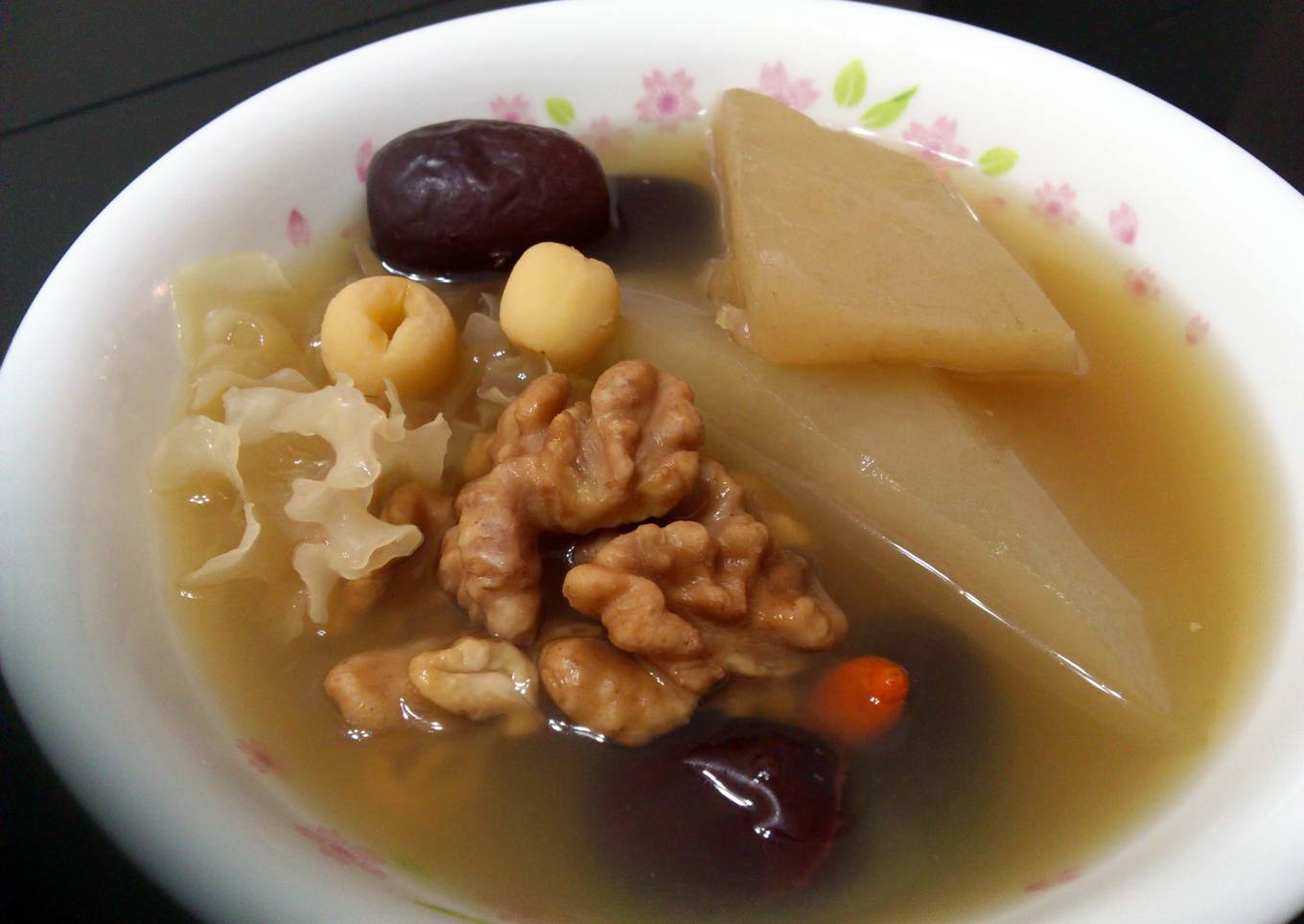 VEGETARIAN SOUP WITH WINTER SLEPOEN LG BEANS AND LOTUS SADE