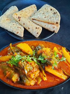 आलू बैंगन की सब्जी (Aloo Baingan ki sabzi recipe in Hindi) रेसिपी मुख्य फोटो
