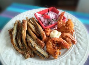 Una foto de Langostinos y pejerreyes con Panko 🇵🇪👍