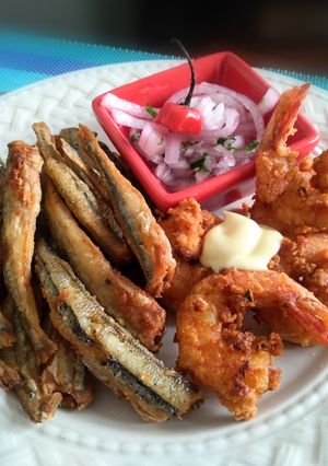 Una foto de Langostinos y pejerreyes con Panko 🇵🇪👍