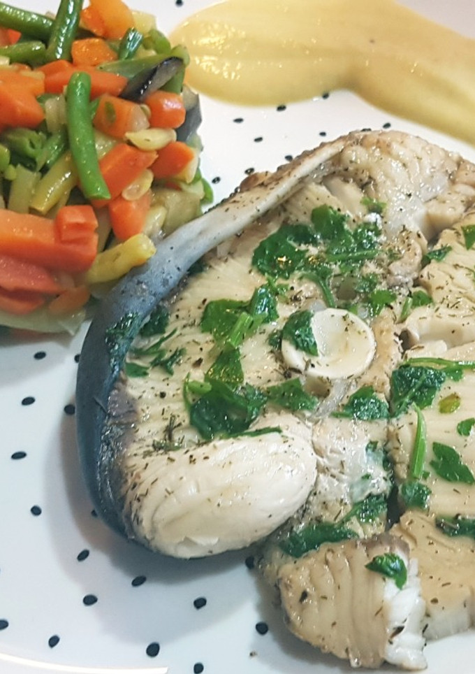 Una foto de Tintorera macerada en papillote en estuche Lékué