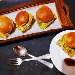 A picture of Indian Bun omllette.