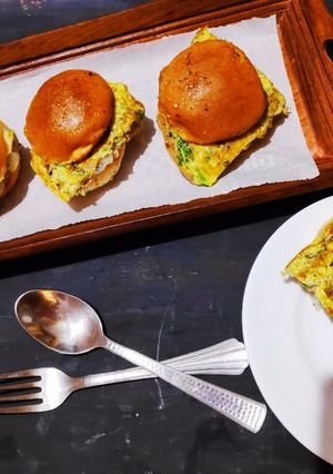 A picture of Indian Bun omllette.