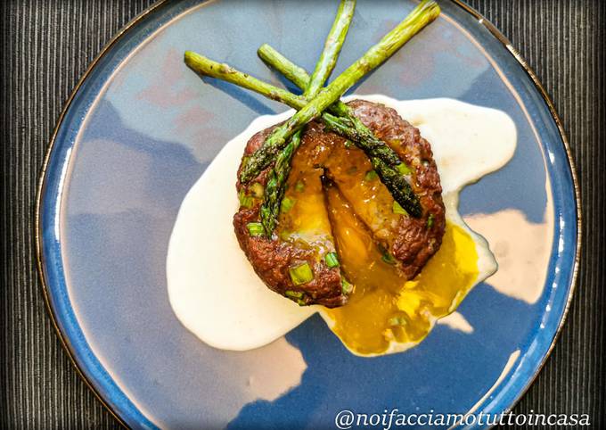 Hamburger con Asparagi e Tuorlo Liquido