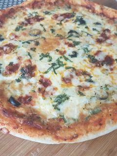 Una foto de Quiche de aceituna en base de pizza