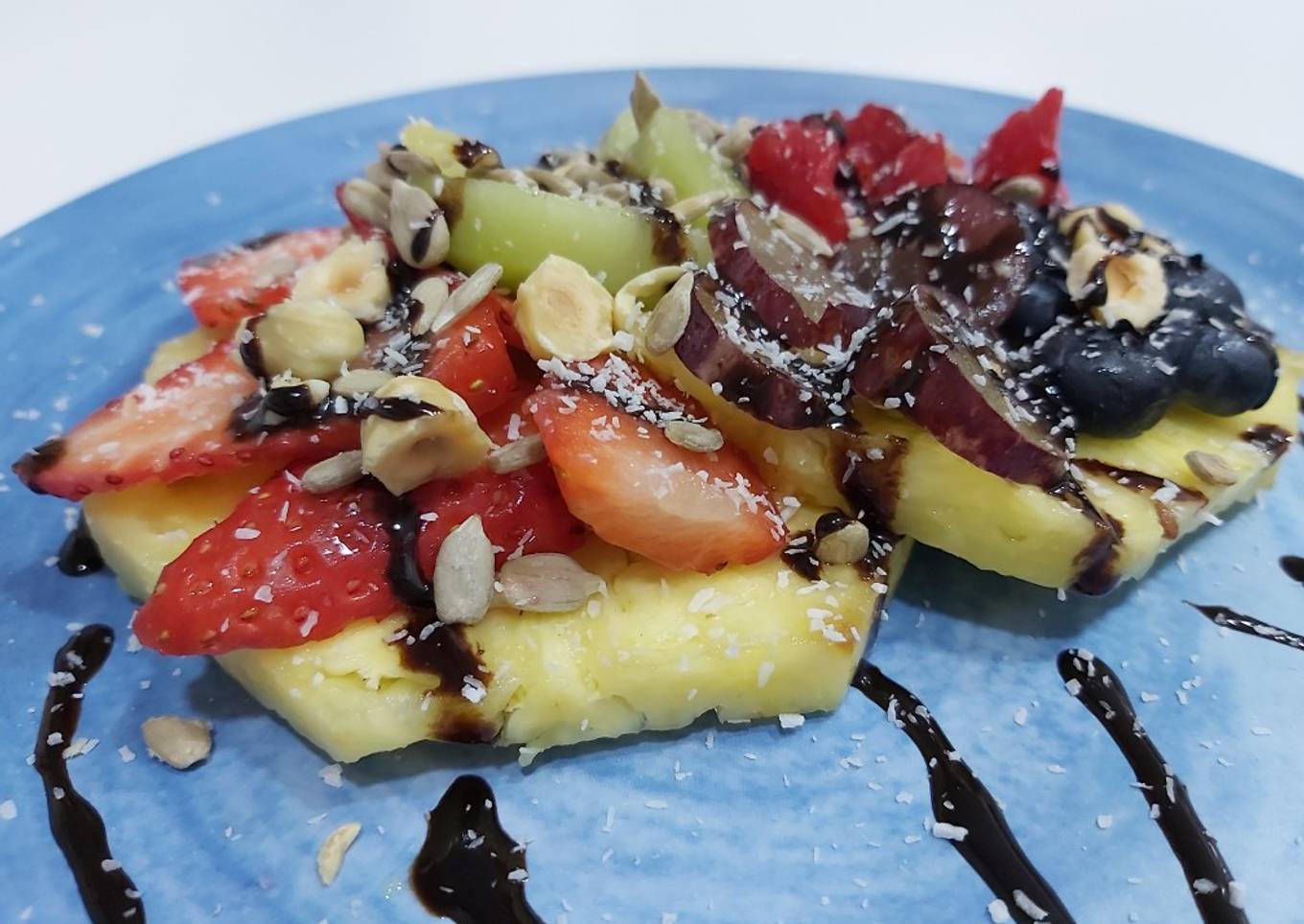 Tortitas de piña, con frutas 🍓🍎🍍y sirope de chocolate